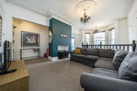 2 bedroom flat for sale, Trinity Road, London SW17