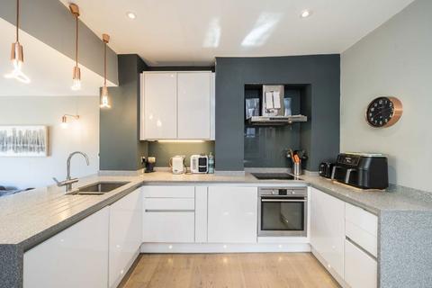 2 bedroom flat for sale, Gilbey Road, London SW17