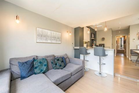 2 bedroom flat for sale, Gilbey Road, London SW17