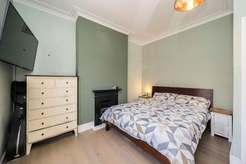 2 bedroom flat for sale, Gilbey Road, London SW17