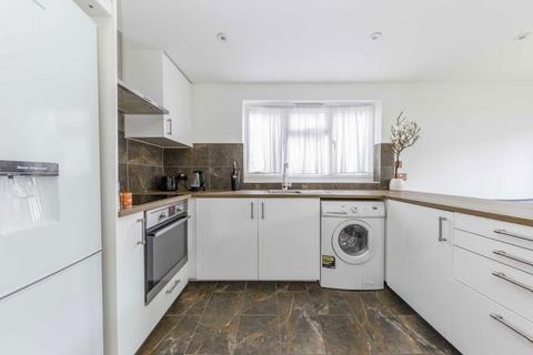 2 bedroom flat to rent, Lynwood Road, London SW17