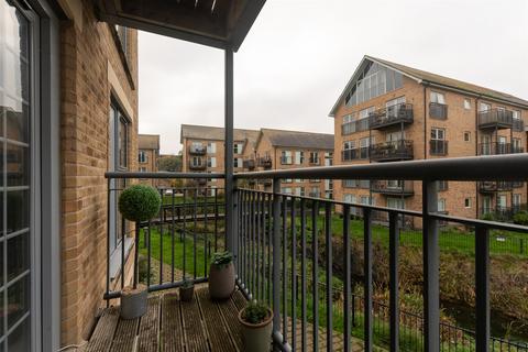 3 bedroom ground floor flat for sale, Esparto Way, Dartford, Kent