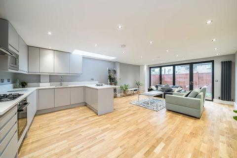 3 bedroom flat for sale, Coverton Road, London SW17