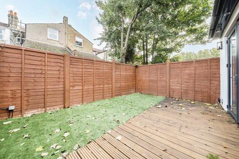 3 bedroom flat for sale, Coverton Road, London SW17