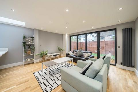 3 bedroom flat for sale, Coverton Road, London SW17