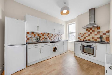 2 bedroom flat to rent, London Road, London SW17