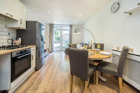 2 bedroom flat for sale, Bickersteth Road, London SW17