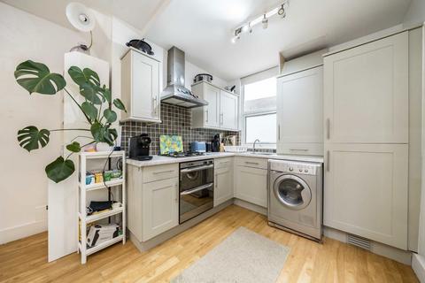 2 bedroom maisonette to rent, Glasford Street, London SW17