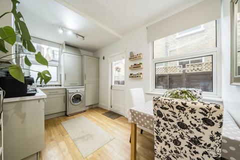 2 bedroom maisonette to rent, Glasford Street, London SW17