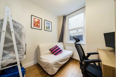 2 bedroom maisonette to rent, Glasford Street, London SW17