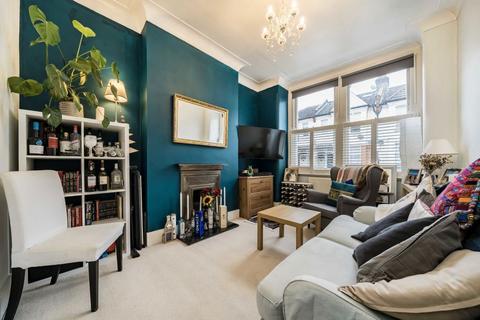 2 bedroom maisonette to rent, Glasford Street, London SW17