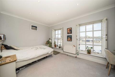 4 bedroom flat to rent, National Terrace, London SE16