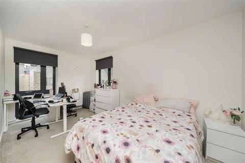 2 bedroom flat to rent, Fisher Close, London SE16