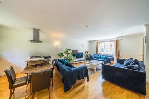 3 bedroom flat for sale, Brunswick Close, Twickenham TW2