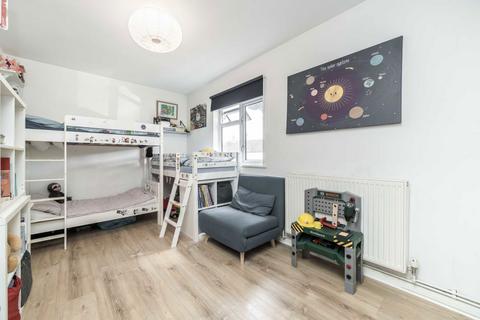 77 Prospect Crescent, Twickenham, TW2 7DZ