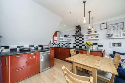 2 bedroom flat for sale, Heath Road, Twickenham TW1