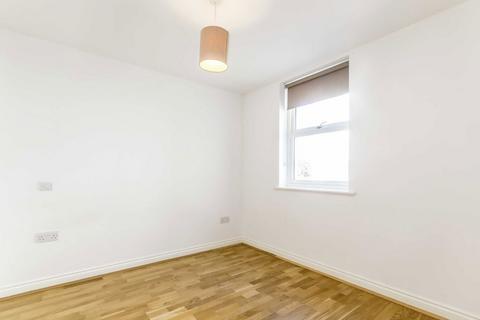 2 bedroom flat to rent, Belmont Road, Twickenham TW2