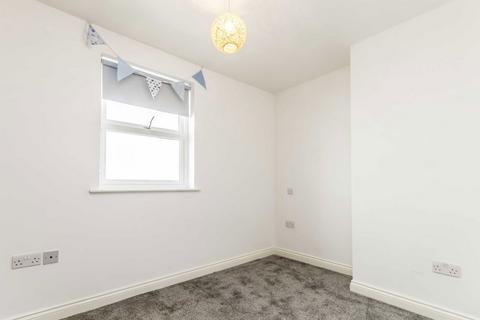 2 bedroom flat to rent, Belmont Road, Twickenham TW2