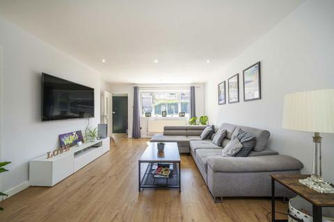 8 Butts Crescent, Hanworth, Feltham, TW13 6HU