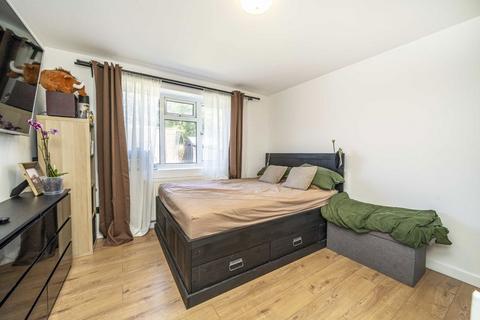 8 Butts Crescent, Hanworth, Feltham, TW13 6HU