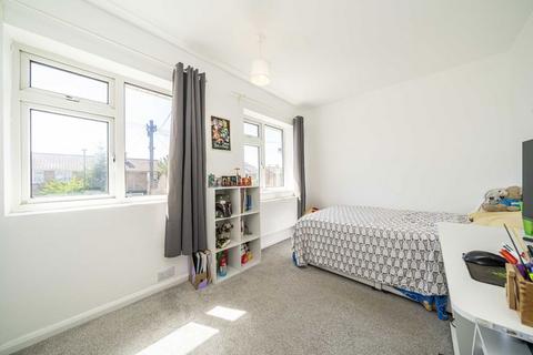 8 Butts Crescent, Hanworth, Feltham, TW13 6HU
