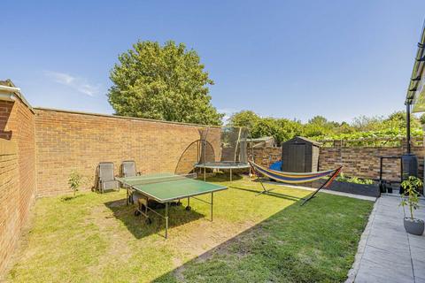8 Butts Crescent, Hanworth, Feltham, TW13 6HU