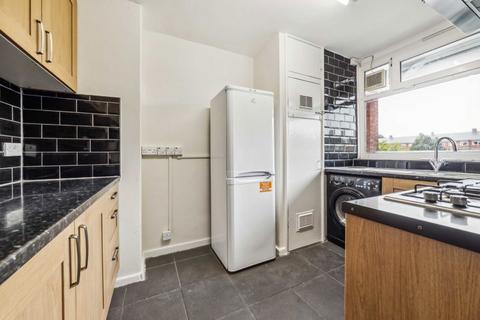 3 bedroom flat to rent, Lorrimore Road, London SE17