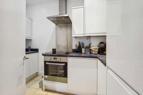 2 bedroom flat to rent, Heyford Avenue, London SW8