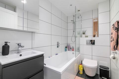 2 bedroom flat to rent, Richborne Terrace, London SW8