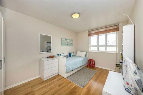 2 bedroom maisonette to rent, Cable Street, London E1