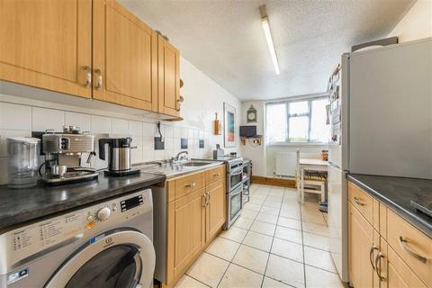 2 bedroom maisonette to rent, Cable Street, London E1