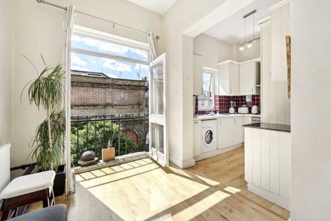 2 bedroom flat for sale, Monmouth Road, London W2