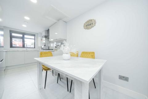 2 bedroom flat for sale, Hendon Way, London NW2