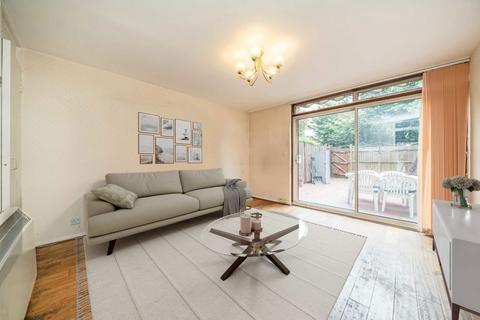 3 bedroom flat for sale, Dyne Road, London NW6