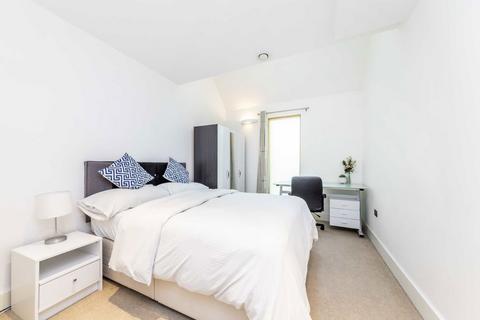 2 bedroom flat to rent, Trevanion Road, London W14