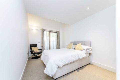 2 bedroom flat to rent, Trevanion Road, London W14