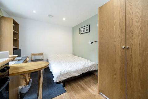 Studio to rent, Fairholme Road, London W14