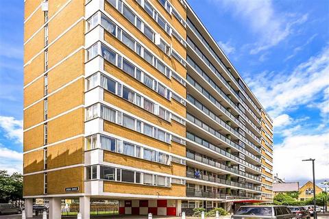 2 bedroom flat for sale, Churchill Gardens, London SW1V