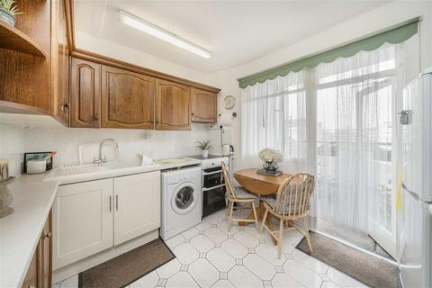 3 bedroom flat for sale, Churchill Gardens, London SW1V