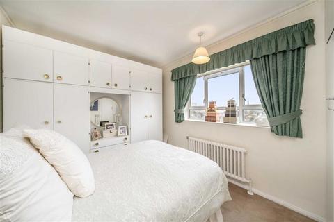 3 bedroom flat for sale, Churchill Gardens, London SW1V