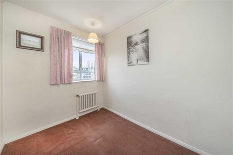 3 bedroom flat for sale, Churchill Gardens, London SW1V