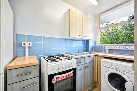 Studio for sale, Churchill Gardens, London SW1V