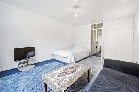 Studio for sale, Churchill Gardens, London SW1V