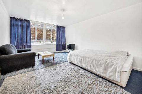 Studio for sale, Churchill Gardens, London SW1V