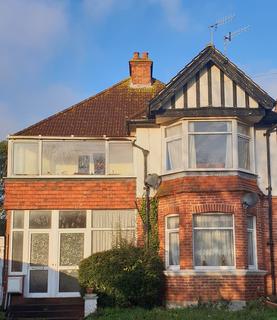 3 bedroom flat to rent, Manor Road, Bexhill-on-Sea TN40