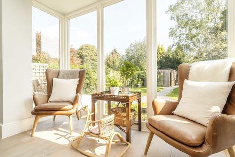 19 Wilton Crescent, London, SW19 3QY