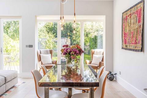 19 Wilton Crescent, London, SW19 3QY
