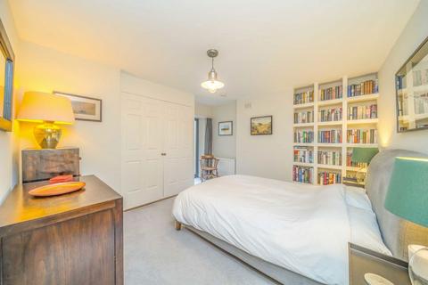 2 bedroom flat for sale, Woodside, London SW19