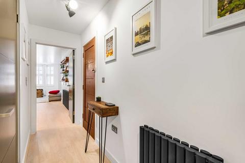 2 bedroom flat for sale, Hartfield Road, London SW19