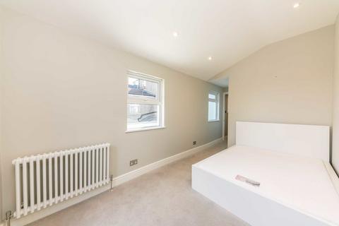 2 bedroom flat for sale, Queens Road, London SW19